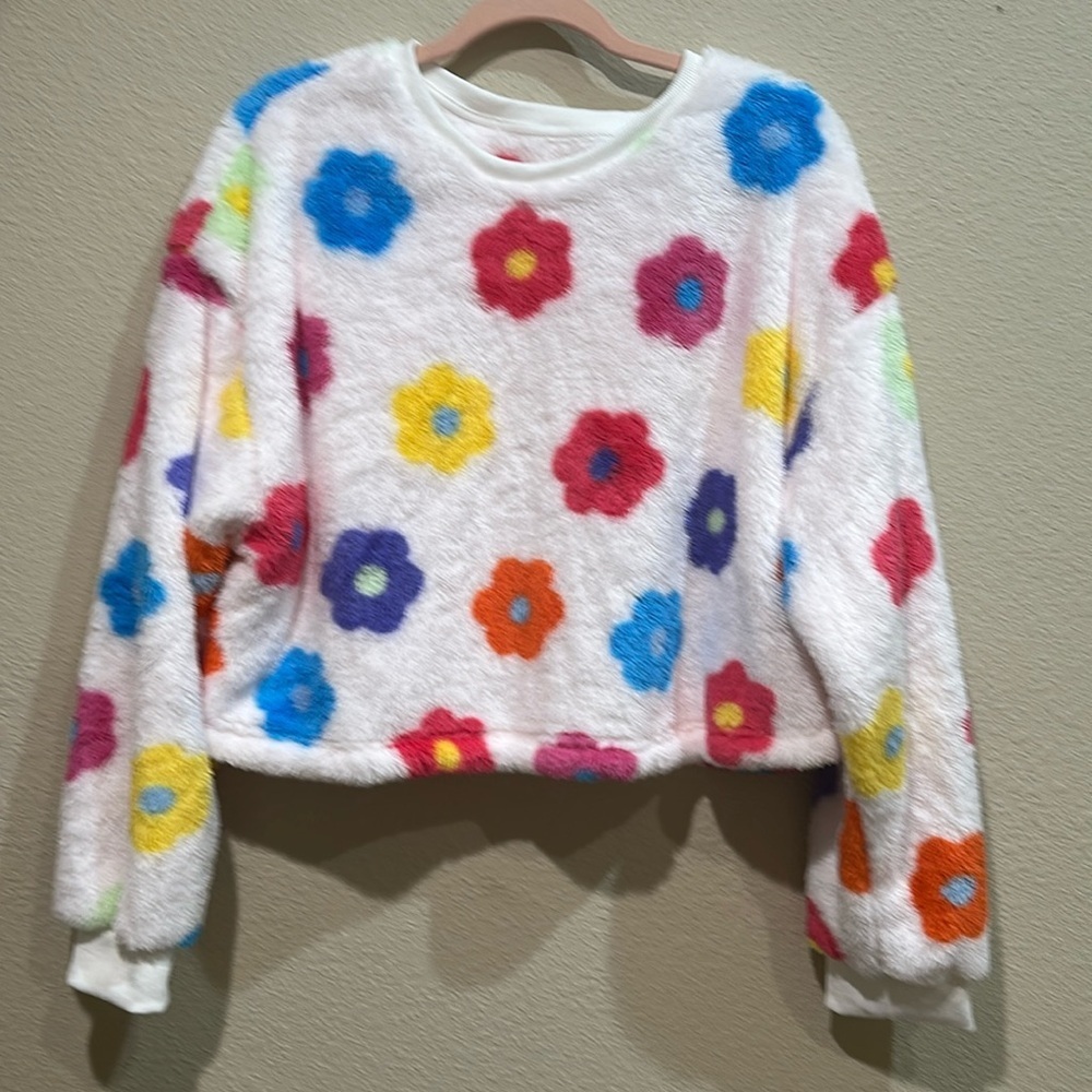 NWOT cry soft floral cropped top. Size xl. Polyester 100%. Pit 24-25”. Length 19